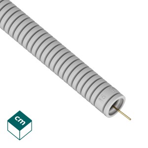 Zbliżenie szarej rury karbowanej Peszle z wprowadzonym drutem.