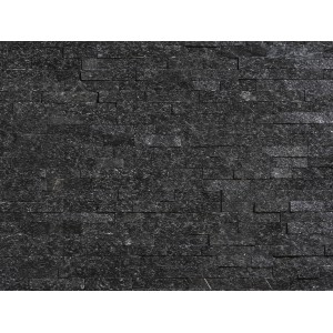 Ciemna okładzina ścienna z kamienia naturalnego t.b.t. do użytku wewnętrznego i zewnętrznego.