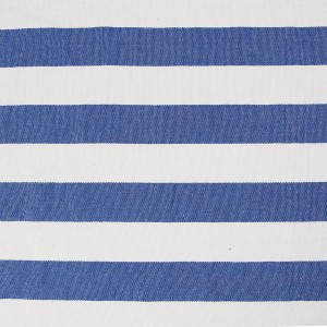 Zbliżenie niebiesko-białego, pasiastego pokrycia polibawełnianego krzesła wiszącego Lytton.