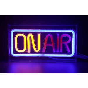 Podświetlany znak LED "ON AIR" jako dekoracyjny kinkiet.