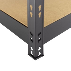 Zbliżenie: Czarny regał t.b.t. z brązowymi półkami.