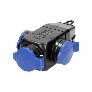 Czarny rozgałęźnik t.b.t. z niebieskimi osłonami ochronnymi do użytku zewnętrznego.