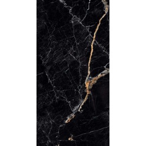 Czarna płytka podłogowa z efektem marmuru i złotymi akcentami.