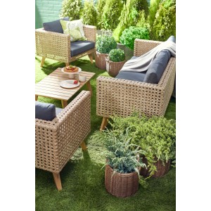 Szary kosz z polirattanu z uchwytami, 33x33x34,5 cm, jako doniczka w zestawie mebli ogrodowych.