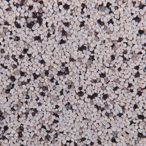 Zbliżenie tynku t.b.t. z małymi, ciemnymi i jasnymi kamieniami.