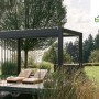 Zadaszenie tarasu Biohort z ręcznie sterowaną roletą przeciwsłoneczną w kolorze białym. Zbliżenie.