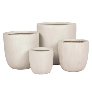 Zestaw czterech białych doniczek t.b.t. w różnych rozmiarach. Dekoracyjne doniczki do użytku wewnątrz i na zewnątrz.