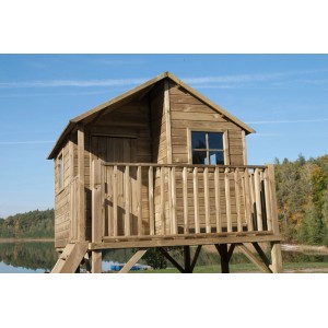 Drewniany domek do zabawy t.b.t. z tarasem, na palach nad jeziorem.