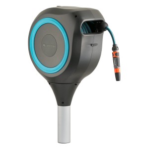 Ścienny bęben na wąż Gardena z wężem ogrodowym i akcesoriami przyłączeniowymi.