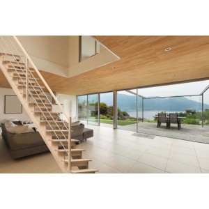 Jasne drewniane schody w nowoczesnym salonie z panoramicznymi oknami i widokiem na zieleń.