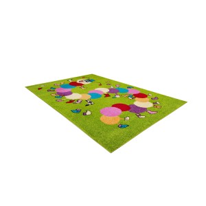 Zielony dywan z motywem gąsienicy i butów do pokoju dziecięcego.