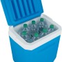 Niebieski pojemnik termoizolacyjny Icetime Plus 26l z otwartą pokrywą i butelkami wody. Idealny na kemping i piknik.