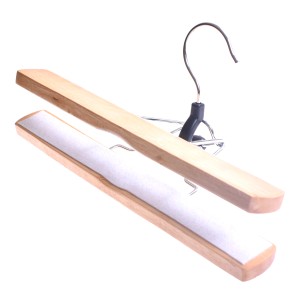 Drewniany wieszak na spodnie z filcem do organizacji szafy.