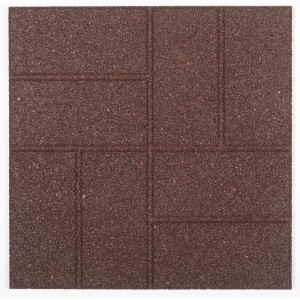 Brązowy podest t.b.t. ze wzorem kamienia do użytku zewnętrznego.