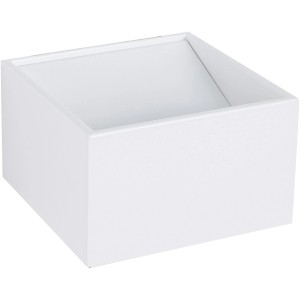 Biały, prostopadłościenny kinkiet ścienny.