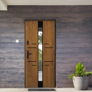 Nowoczesne drzwi wejściowe z wstawką szklaną i efektem drewna. Drzwi zewnętrzne do wejścia do domu.