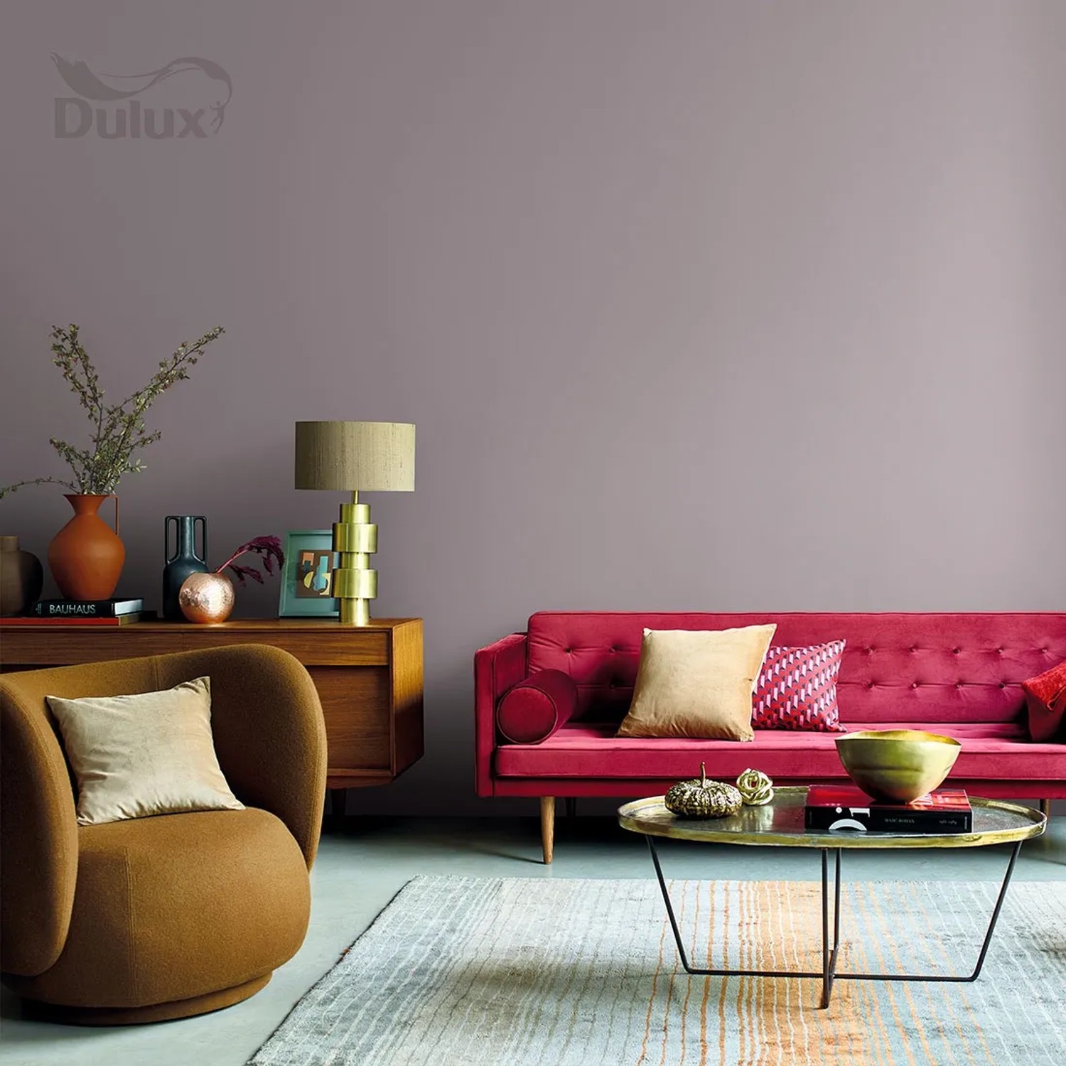Salon z farbą do ścian w kolorze liliowo-szarym firmy Dulux. Kolorowe farby do ścian dla pięknego domu.