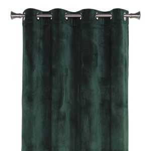 Ciemnozielona zasłona t.b.t. z przelotkami na karniszu.