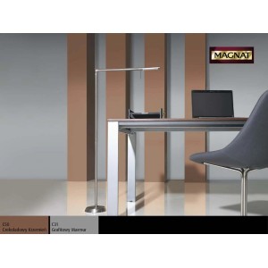 Nowoczesny gabinet z biurkiem, krzesłem i lampą podłogową. Kolory ścian w odcieniach brązu i szarości.