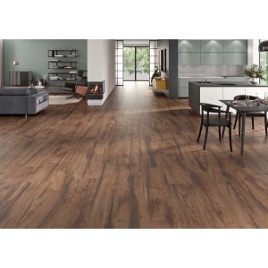 Ułożone brązowe panele podłogowe "t.b.t." w salonie.