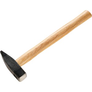 Młotek ślusarski 500 g z trzonkiem z twardego drewna i stalową głowicą do obróbki metalu.