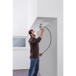 Mężczyzna maluje sufit za pomocą Wagner Control Pro 250R. Natrysk bezpowietrzny do farb i lakierów.