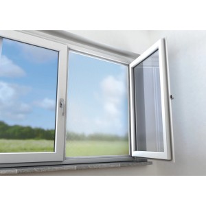 Białe okno z siatką na owady (110x130cm) chroniącą przed owadami.