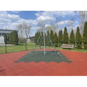 Piramida wspinaczkowa dla dzieci na placu zabaw z czerwoną nawierzchnią bezpieczną.