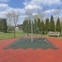 Piramida wspinaczkowa dla dzieci na placu zabaw z czerwoną nawierzchnią bezpieczną.