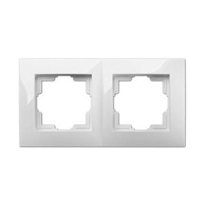 Biała podwójna ramka do włączników i gniazdek.