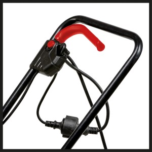 Zbliżenie: Elementy sterujące i kabel kosiarki elektrycznej Einhell GC-EM 1032.
