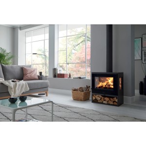 Nowoczesny kominek w salonie z drewnem. Przytulna atmosfera.