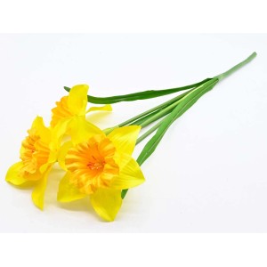 Żółte narcyzy jako dekoracja ogrodowa, sztuczne kwiaty do użytku na zewnątrz.