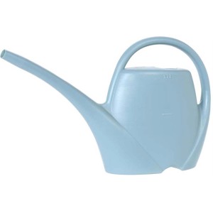 Jasnoniebieska plastikowa konewka, 1,7 litra. Idealna do ogrodu i na balkon.