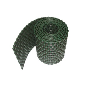 Zielona mata osłonowa t.b.t. na ogrodzenie, zwinięta.