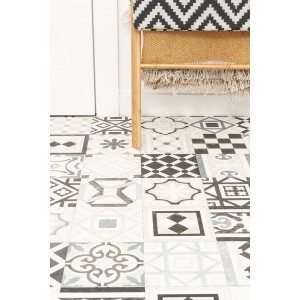 Dekoracyjne wykładziny podłogowe PCV z różnymi wzorami.