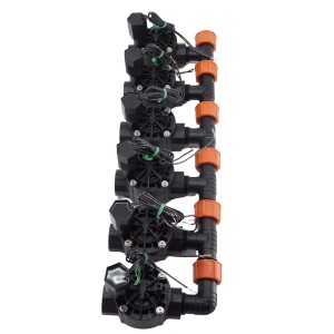 Wiele czarnych zaworów nawadniających do nawadniania podziemnego.