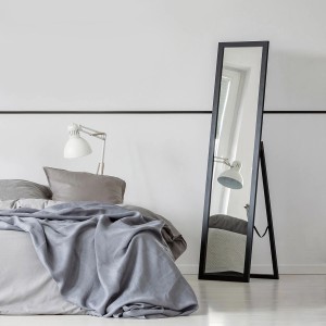 Czarne, stojące lustro do garderoby w sypialni. Kategoria: Lustra do garderoby.