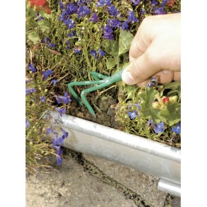 Zielony mini pazur do kwiatów z 3 zębami używany do spulchniania ziemi w skrzynce na kwiaty.