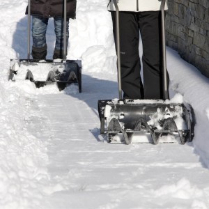 Dwie osoby odśnieżają śnieg za pomocą odśnieżarki. Kategoria: Łopaty do śniegu.