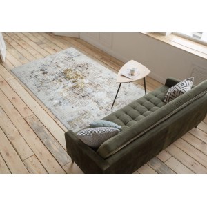 Nowoczesny dywan z krótkim włosiem o abstrakcyjnym wzorze w salonie.