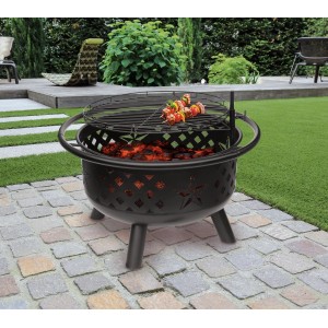 Czarne palenisko z rusztem i wzorem gwiazdy, z palącym się drewnem i szaszłykiem.