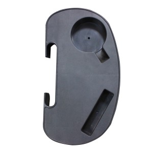 Czarny t.b.t. nakładka na stół z uchwytem na napoje do mebli ogrodowych.