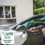 Myjka wysokociśnieniowa Bosch Universal Aquatak 125 z dyszą do detergentu używana do mycia samochodu.