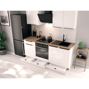 Nowoczesny zestaw mebli kuchennych z białymi szafkami, drewnianym blatem i czarnymi urządzeniami.