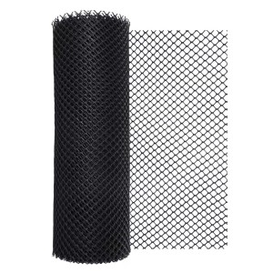Czarna siatka, zwinięta i rozwinięta, do ogrodnictwa i innych zastosowań.