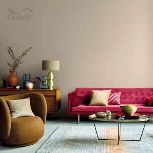 Salon z farbą ścienną w jasnobrązowym odcieniu, pasującą do mebli w kolorze brązowym i czerwonym.