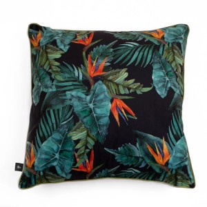 Poduszka t.b.t. z tropikalnym wzorem liści i kwiatów.