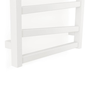 Zbliżenie białego grzejnika t.b.t. z drabinką.