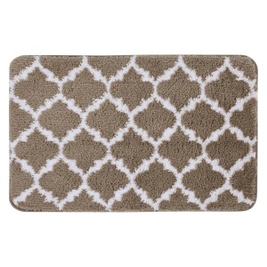 Dywanik łazienkowy w kolorze taupe z białym wzorem czterolistnym.